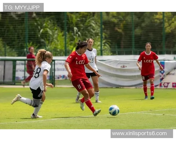 足球跑道上的青春梦想与拼搏精神交织成的精彩瞬间